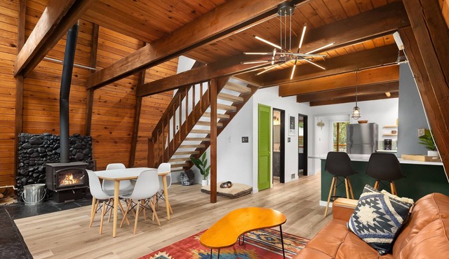 Wild Dog Cabin located on Highway 2 - Only 25 min to Steven's Pass!