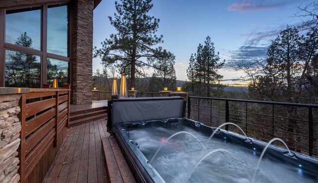 Wild Horse Estate. 17 Acres of a Unique home, huge hot tub, Tesla Charger, Amazing views! AC!