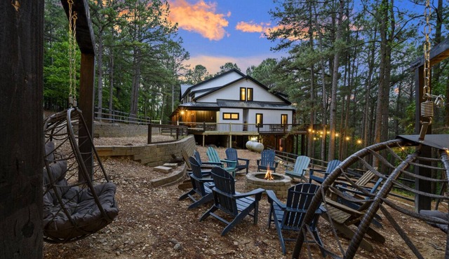 Wild Horse Lodge · Sleeps 25: Theatre, EV Charger & Secluded Retreat