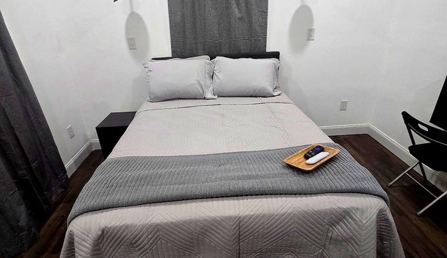 Wild Indigo Getaway: 2BR Cabin near Springs, Starlink Wi-Fi & Fire Pit