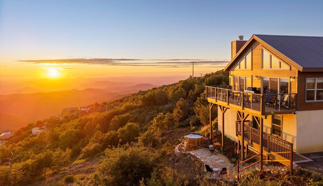 Wild Moon Ranch — Mountain-Top Retreat with Panoramic Lake Views, Pickleball & Cedar Hot Tub
