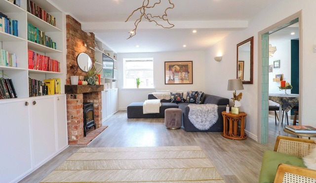 WILD PEACE COTTAGE, pet friendly, character holiday cottage in Quorn