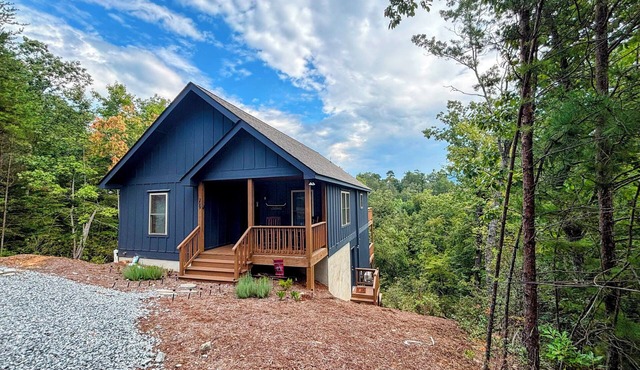 Wild Rose Cottage with Full Access to Rumbling Bald Amenities in Lake Lure!