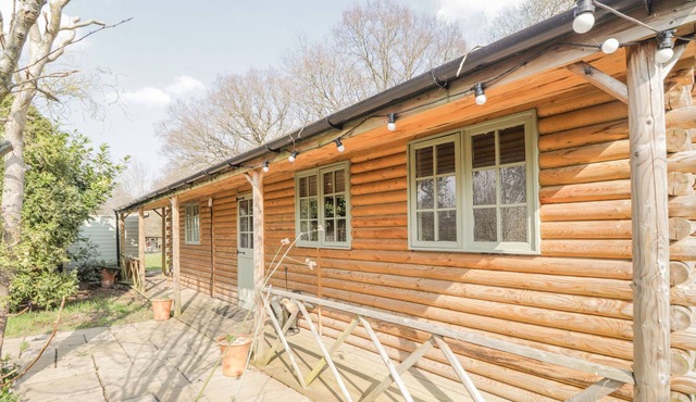 WILD ROSE RETREAT, romantic, luxury holiday cottage in Biddenden