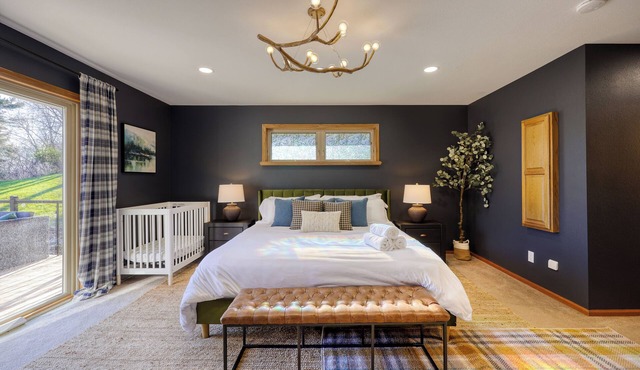 Wild Timber Lodge: Golf Sim, Sauna, Bars, 10 acres, close to WI Dells