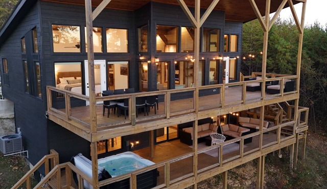 Wild Turkey Overlook Two Decks, Views, Hot Tub!