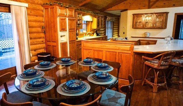 Wild Vines Log Cabin .5miles from Ky Lake, Hot Tub, Pool Table, 1500sqft Venue!