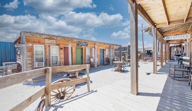 Wild West Town Los Trece - 5-bedroom/2-bathroom Lodge, Pool, Hot Tub