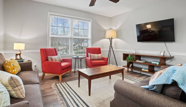 Wildberry Place- 15 min to TR w/ Sports Court!