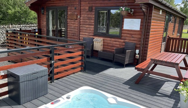 WILDCAT LODGE, pet friendly, with hot tub in Newtonmore