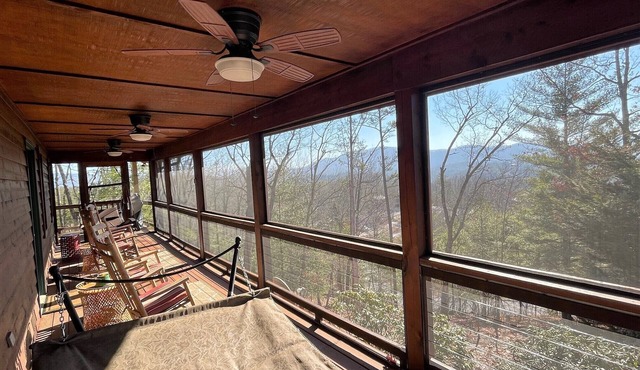 Wildcat Retreat - mountain views, hot tub & more!