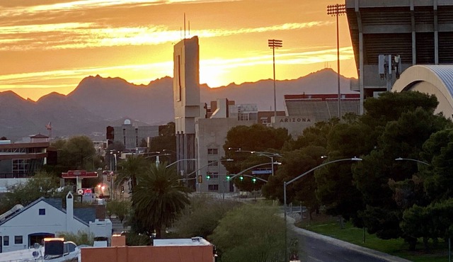 Wildcat305 - Beautiful condo overlooking UofA stadium and close to downtown