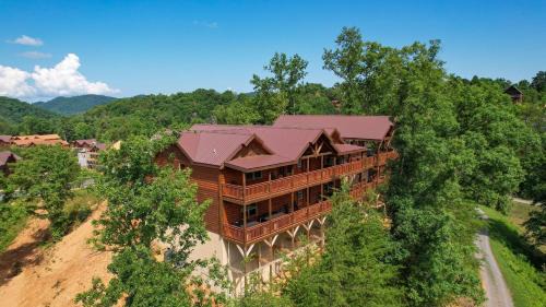 Wilder by AvantStay Group Retreat Pool Hot Tub Views Near Pigeon Forge Sleeps 24
