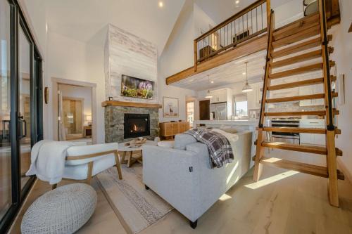 Wilderness Club Nest - Modern Cabin Retreat for 9 with Hot Tub
