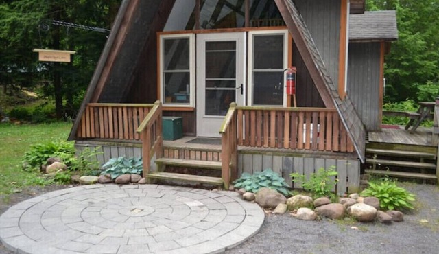 Wilderness Maple Leaf Cabin on Private Laken