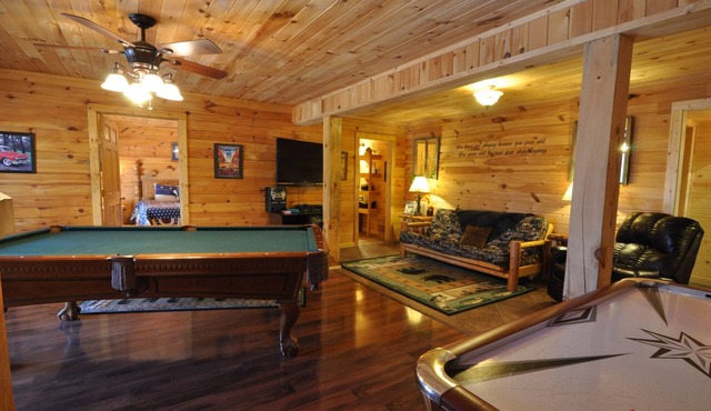 Wilderness Retreat Cabin- Lg Game Room, Private Hot Tub; 1 Mile to Thunder Ridge