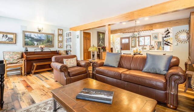 Wilderness retreat near Grand Teton with sprawling deck, children's items & W/D