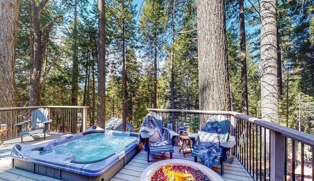 Wilderness retreat with hot tub & balcony access