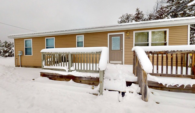 Wilderness retreat with lake access, kayaks, grill, W/D, & AC - dog-friendly