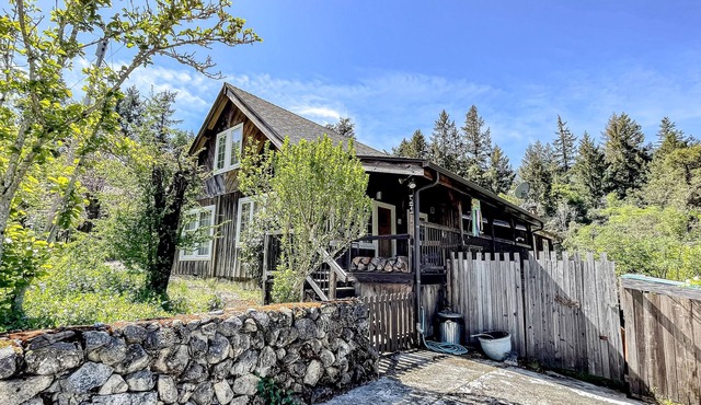 Wilderness retreat with board games & large porch - mountain views