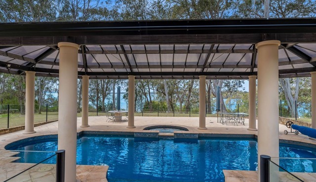 Wilderness Waters Grande Estate with Private Pool and Tennis Court