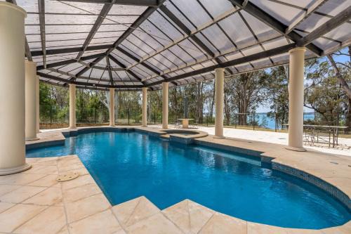 Wilderness Waters Grand Estate with Private Pool and Tennis Court