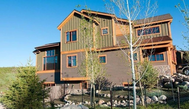 Wildernest's Finest Townhome- Awesome View- Hot Tub, Fire Pit, Internet, Bus