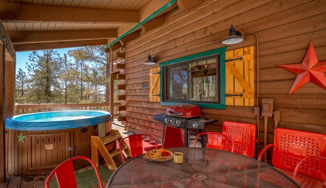 WilderRest: Cozy Mountain Home with Hot Tub, Game Room, Beautiful Views and Great Activities Nearby!