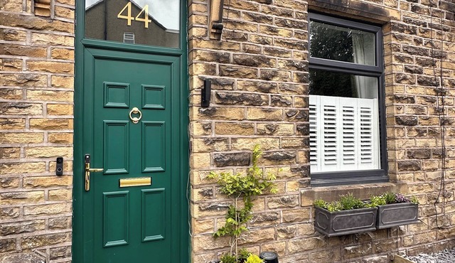 WILDFELL COTTAGE, pet friendly, luxury holiday cottage in Oxenhope