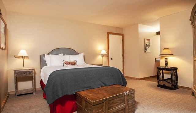 Wildflower 2-Bed Condo w/ Scenic Views & Steps from Village Shops & Hiking Trail