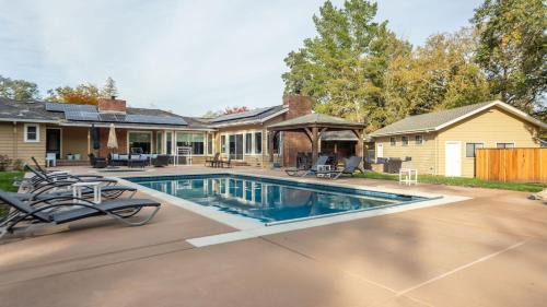 Wildflower by AvantStay Gorgeous Wine Country Home w Pool Bocce Ball Court Huge Yard