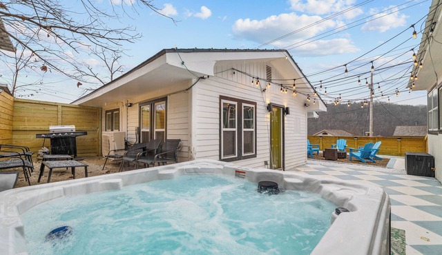 Wildflower Cottages:3 Rentals, Hot Tub& lake views