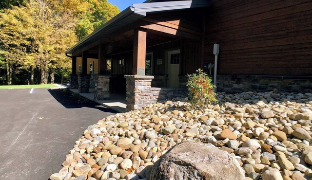 Wildflower Paradise: Luxury Lodge Suite in Amish Country