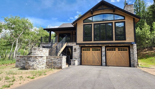 Wildflower Retreat- Large Family Home! Close To The RMNP Less than a 4 Minute Drive! With Hot Tub!