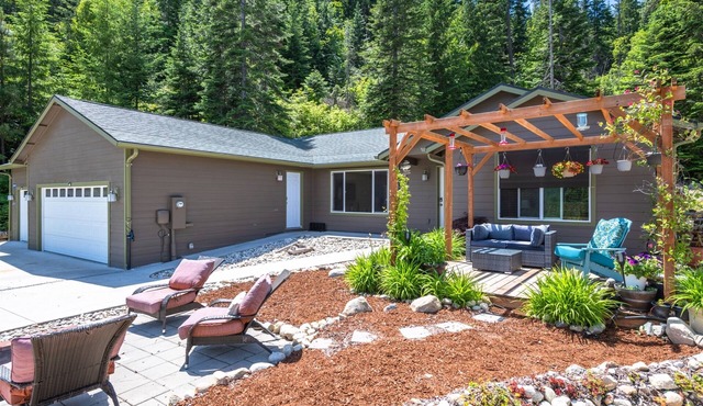 Wildflower Villa -Beautiful Setting with a Scenic