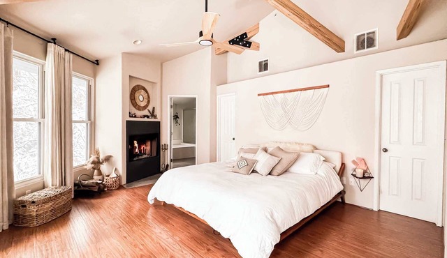 Wildland Aerie 2BR at Treehaus with Creekside Hot Tub, Fireplace, Wellness Yurt, Pets OK