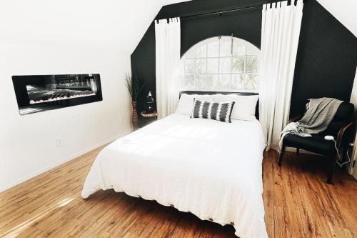 Wildland Loft Serene Mountain Retreat w Fireplace AC Fire Pit Hammock Outdoor Lounge Area Record Player Pets OK