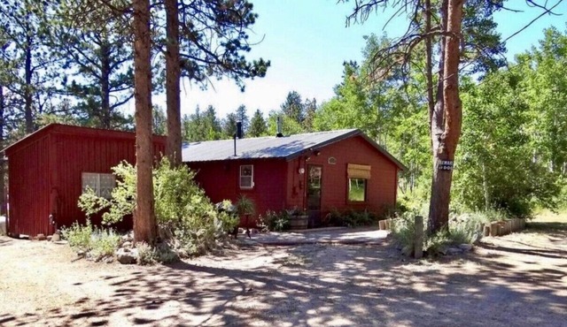 Wildlife and aspen trees surround the cabin cottage at Redfeather Lakes