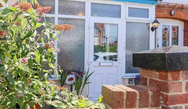 WILDLIFE HAVEN, family friendly, country holiday cottage in Margate