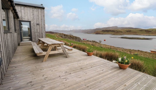WILDLUING, pet friendly, with a garden in Cullipool, Isle Of Luing