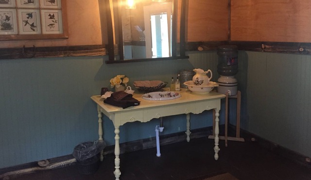 Wildly Comfortable Cabin with Queen bed at Norwegian Wood Ranch