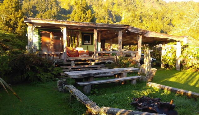 Wildside Lodge (romantic off-grid cabin)