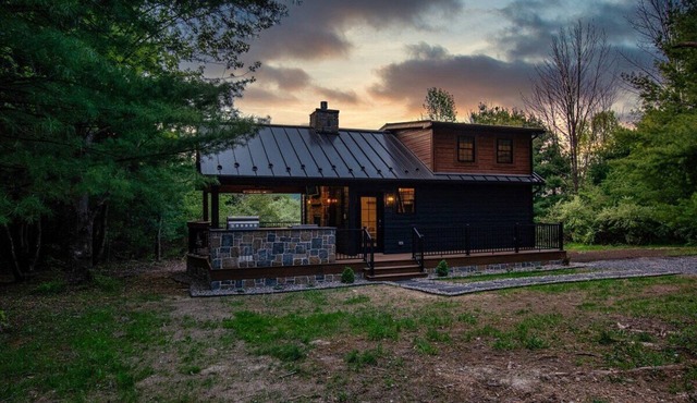 Wildwood Cabin: cozy cabin in woods,with fireplace