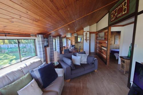 Wildwood Cabin - Sleeps 6 Hot Tub & Parking