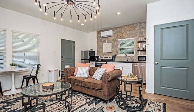 Wildwood Cottage/3 blocks from downtown Nac/King Bed/WiFi/Covered Parking
