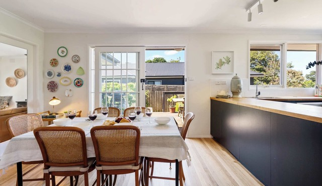 Wildwood Cottage - Village, Beach, Wineries