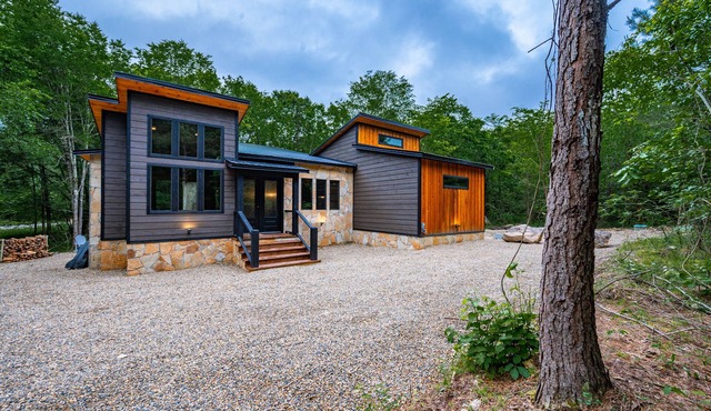 WILL HIKE FOR TACOS luxury spacious cabin, cozy, quiet, amazing deck. sleeps 8