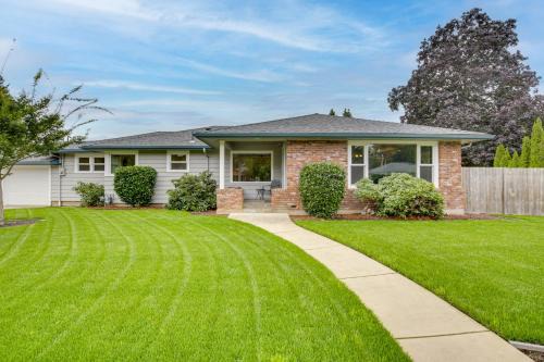 Willamette Valley Family Home w/Fenced Yard