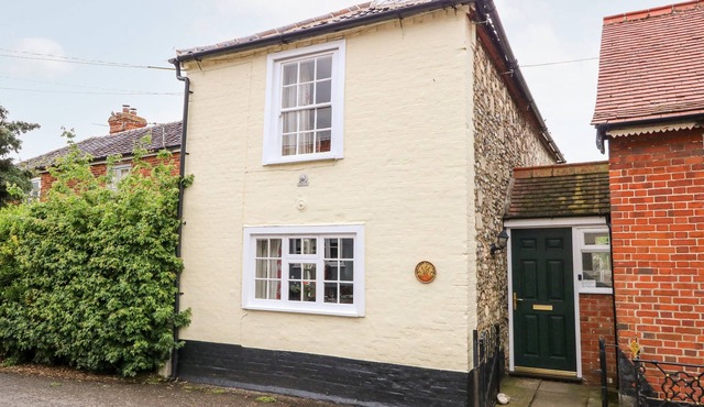 WILLIAM COTTAGE, pet friendly, character holiday cottage in Metfield