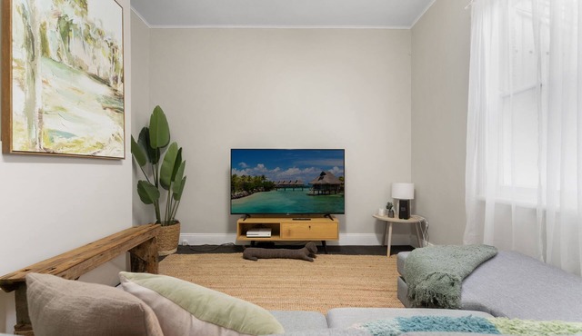 William House - Heart of Bathurst - Sleeps 6